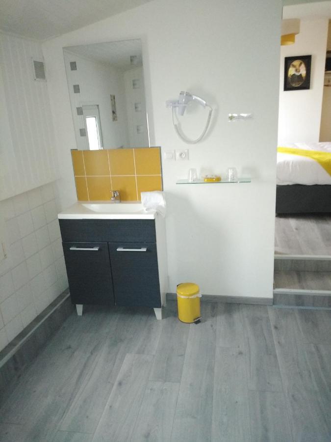 Les Remparts Hotel La Madelaine-sous-Montreuil Екстериор снимка