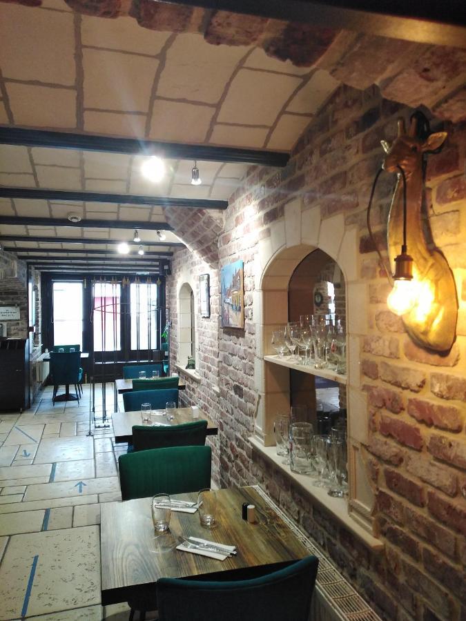 Les Remparts Hotel La Madelaine-sous-Montreuil Екстериор снимка